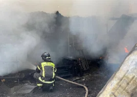 Новогодняя елка и натяжной потолок пострадали в пожаре в челябинской квартире