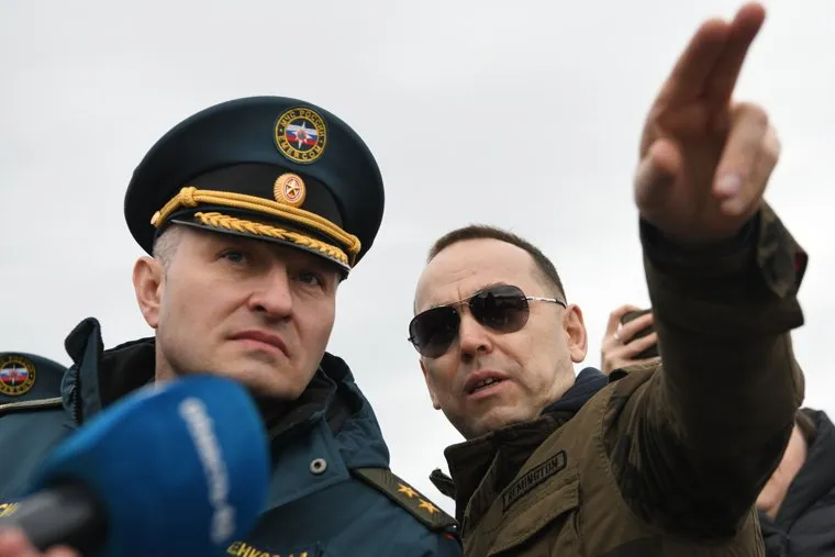 Куренков и Шумков на набережной у Кировского моста. Курган