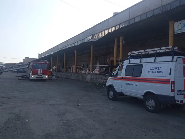 В Челябинске под рухнувшей крышей склада пострадали люди на Потребительской, 28