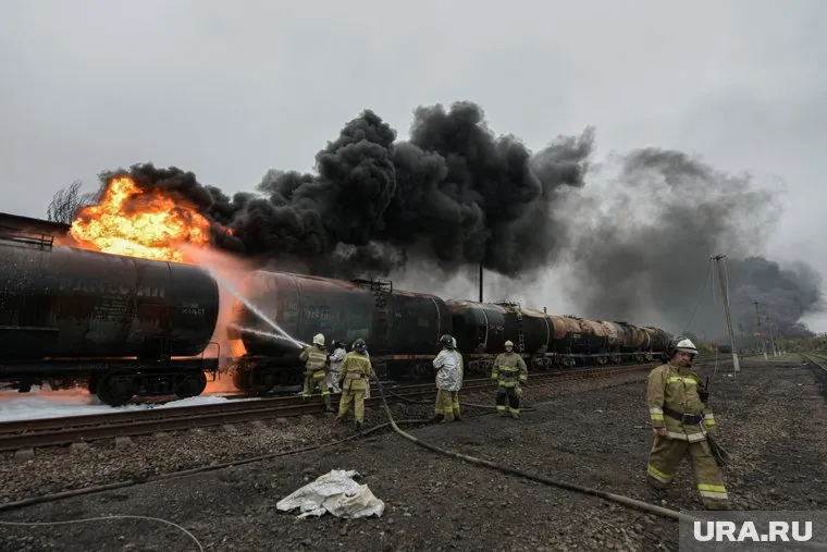Дрон врезался в цистерну с топливом, в результате чего произошел взрыв и начался пожар (архивное фото)