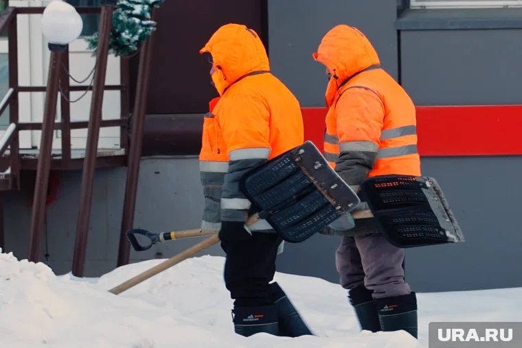 Коммунальщики, кроме уборки снега под ногами, должны заниматься его ликвидацией и на крышах, отметил депутат