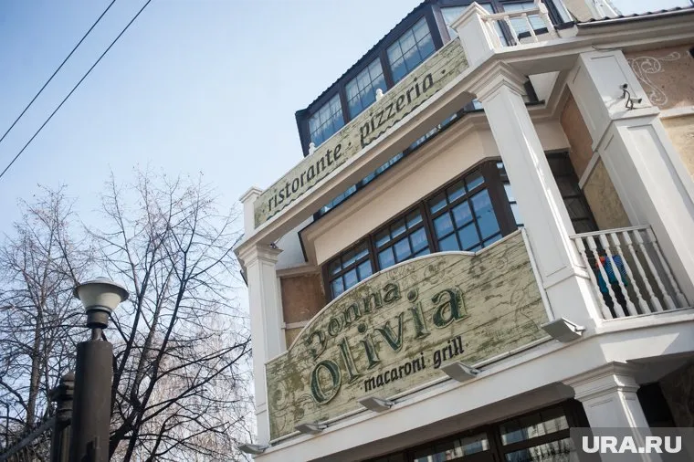 Неизвестный разбил окно ресторана