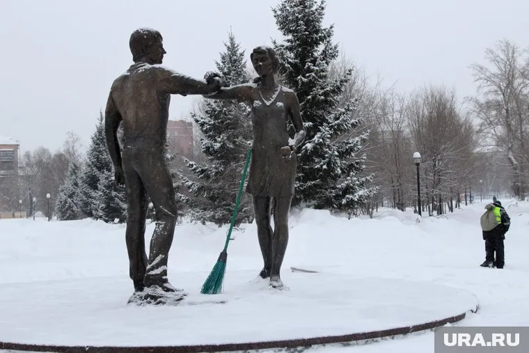 Порядок наведут у памятника «Молодые родители»