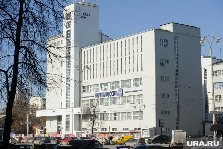 Павильон находится слева от Главпочтамта