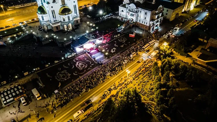 Богослужение у Храма на Крови перед крестным ходом в Царские дни. Екатеринбург