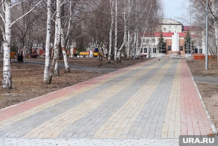 В центральной части Стены памяти расходятся плиты (архивное фото)