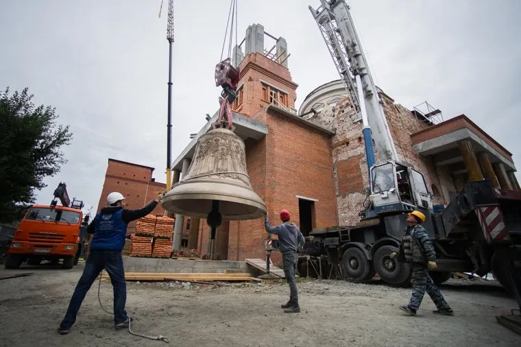 Поднятие колокола-благовеста на колокольню восстанавливаемого Собора Успения Пресвятой Богородицы. Екатеринбург, колокол, поднятие колокола, собор успения пресвятой богородицы