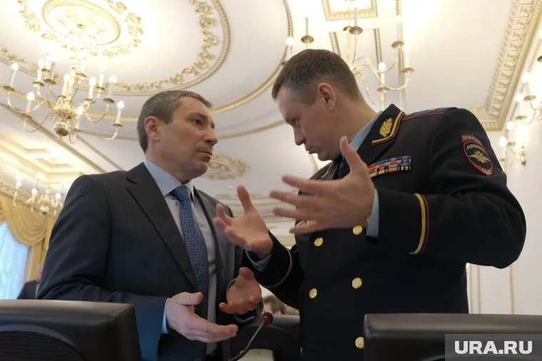 Дмитрию Цымбаленко (слева) придется оставить пост врио руководителя регионального СК