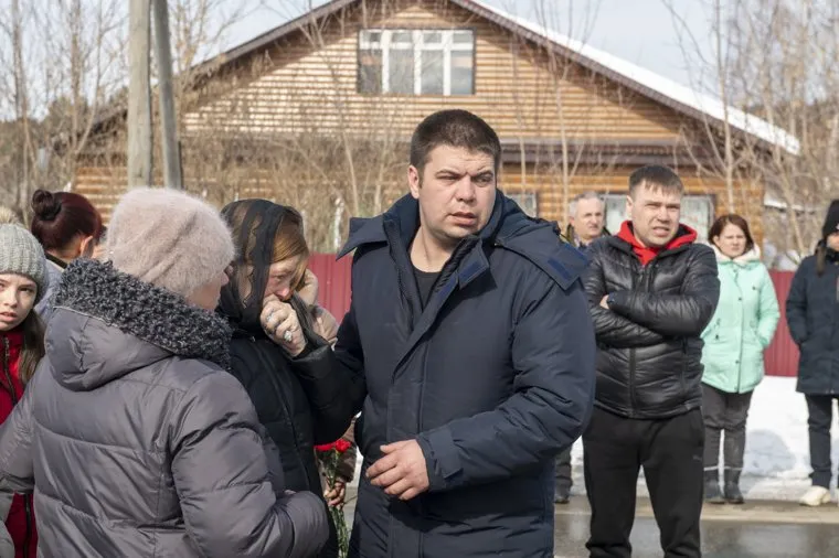 Прощание с погибшей школьницей. д.Полуденная, Юго Камский. Пермь