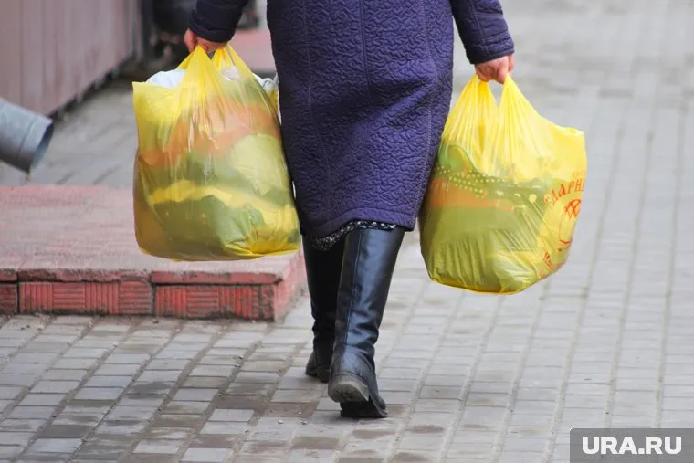 Подавляющее большинство россиян половину зарплаты тратит на продукты