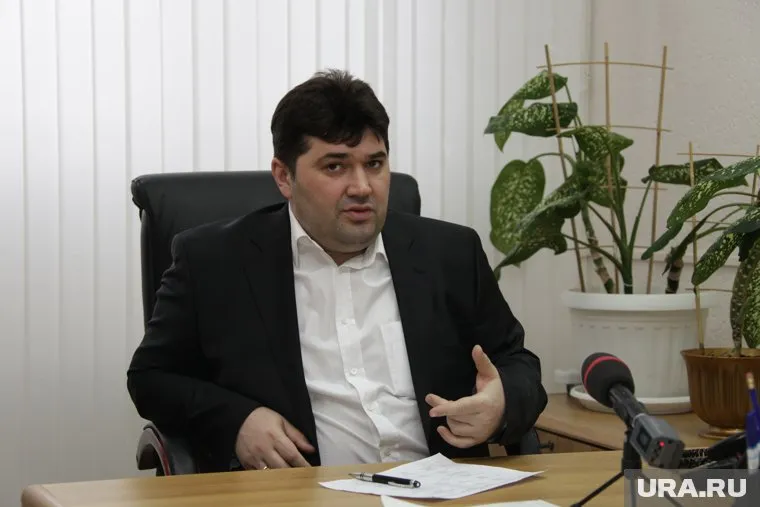 Сити-менеджер Салехарда Иван Кононенко нырнул в прорубь одним из первых