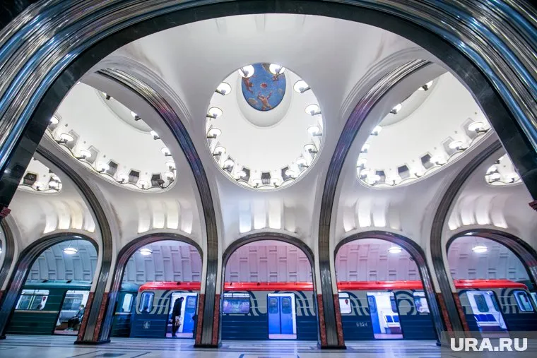 Житель ХМАО остановил работу Московского метро, упав на рельсы