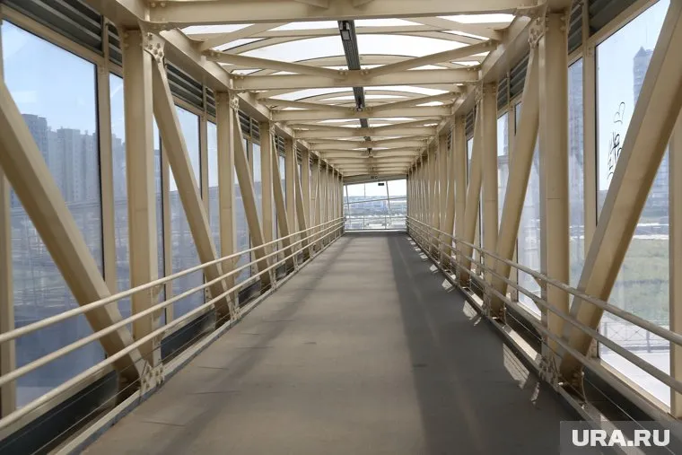 Переход у ЖК «Колумб» построили, но в нем постоянно ломаются лифты