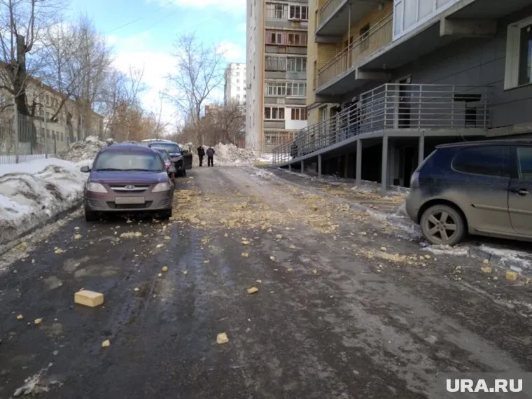 Кирпичи повредили припаркованные машины