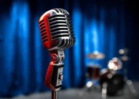 Лидер группы «Ногу свело» вынужден петь в американских барах, чтобы заработать