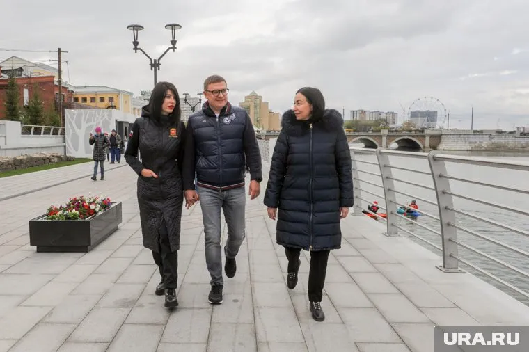 На открытие набережной Алексей Текслер пришел с супругой Ириной (слева) и мэром Челябинска Натальей Котовой (справа)