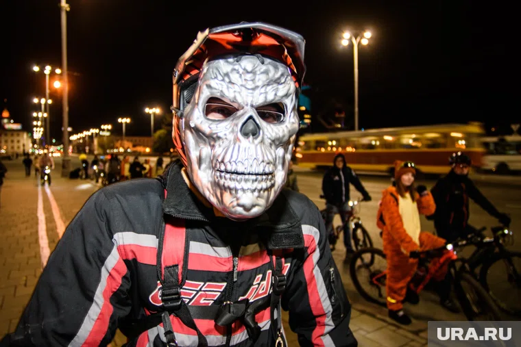 Переодевание верующих в мертвых священнослужители считают некрасивым