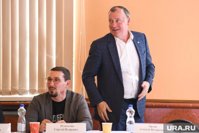 Вместе с Алексеем Орловым на встречу пришел его зам по политике Сергей Плахотин