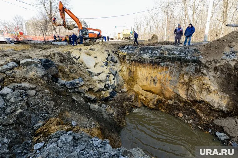 Под землей бурным потоком течет река канализации (фото из архива)