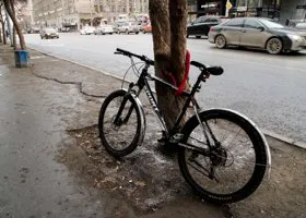 Российских водителей заставят пропускать велосипедистов