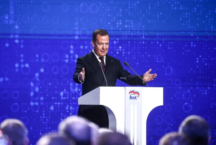 Дмитрий Медведев призвал не поддаваться на провокации экстремистов и следить за настроениями в обществе