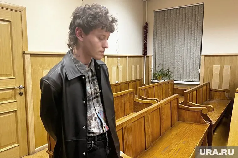 Шарлот прочитал свое стихотворение в зале суда