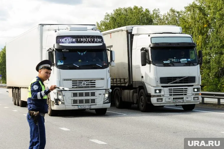 Из-за того, что дальнобойщики перекрыли движение, под Среднеуральском образовалась огромная пробка