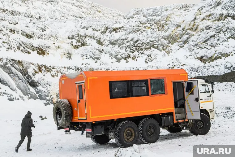 На водителя КАМАЗа упала металлическая опора