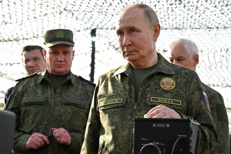 Появление Путина в военной форме на учениях 16 числа не является исключительным случаем, заявил Песков