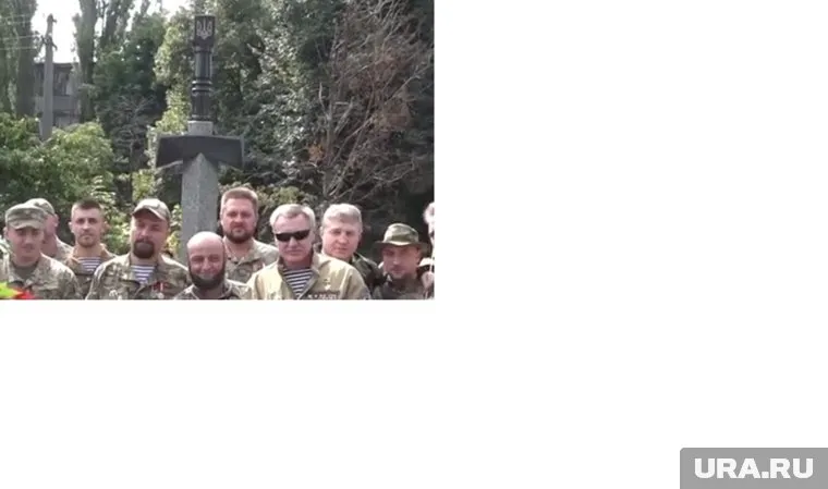 Бойцы АТО выстроились на фоне мемориала