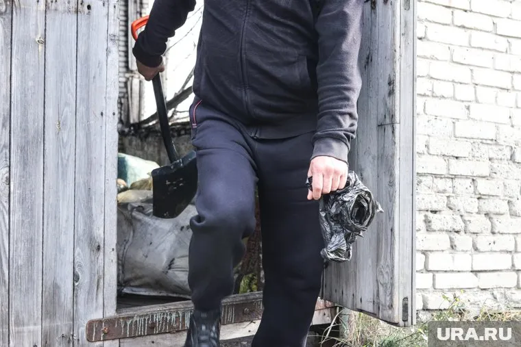 Мужчина недоволен заработной платой