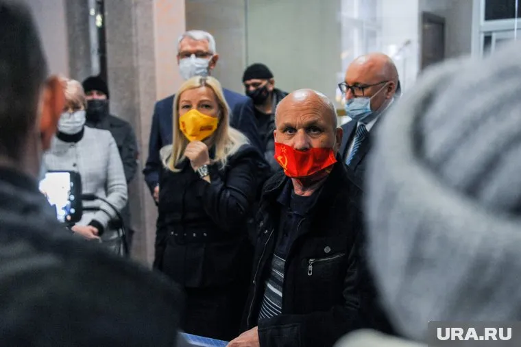 Ольга Мухометьярова (в центре) пострадала из-за действий антиваксеров, которых она пыталась успокоить