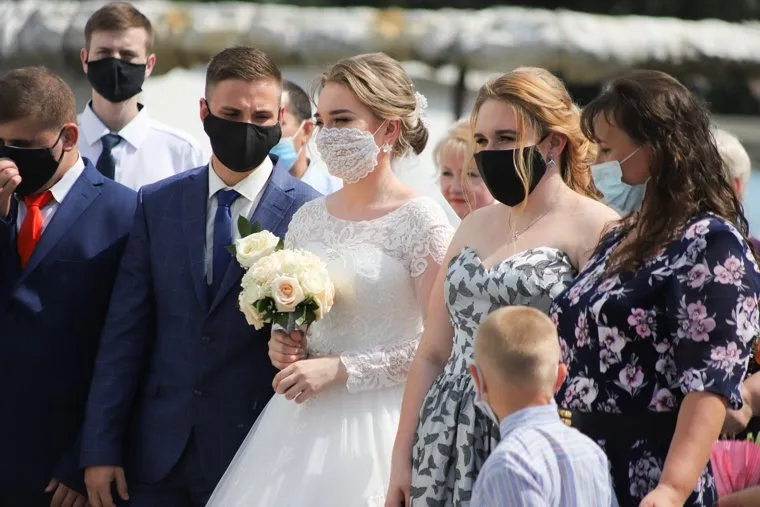 Бракосочетание в день семьи, любви и верности во время коронавируса. Курган