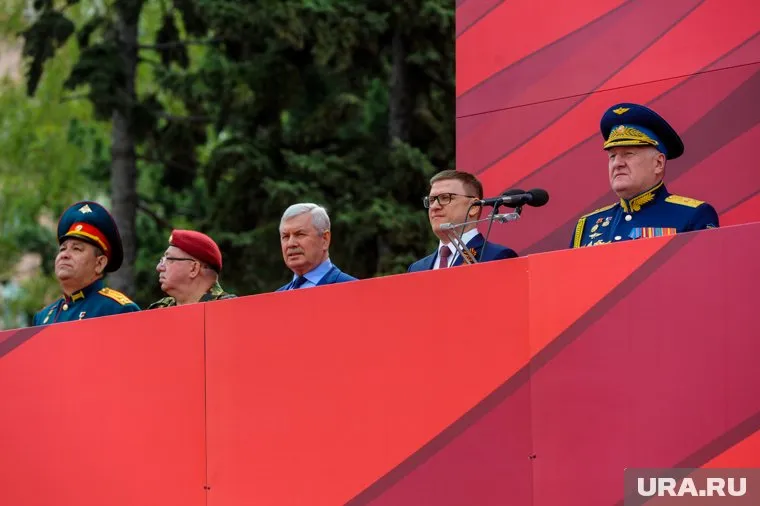 Впервые за спинами военных и первых лиц региона не толпились другие VIP