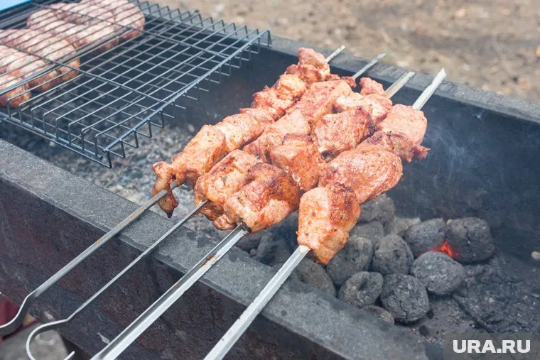 При разведении костров необходимо иметь при себе средства пожаротушения