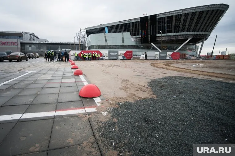 Внешне конгрессник и территория вокруг него выглядят незавершенными