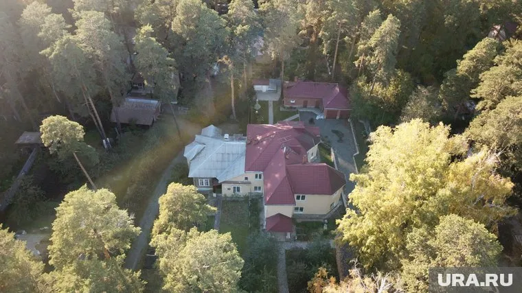 В таком доме в окружении VIP-соседей живут обычные озерские врачи