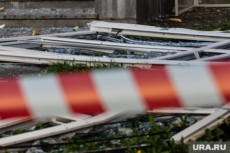 После происшествия дворовые дороги оказались засыпаны обломками строительных материалов (архивное фото)