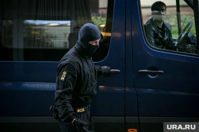 Обыски проходят по уголовному делу, сообщил источник