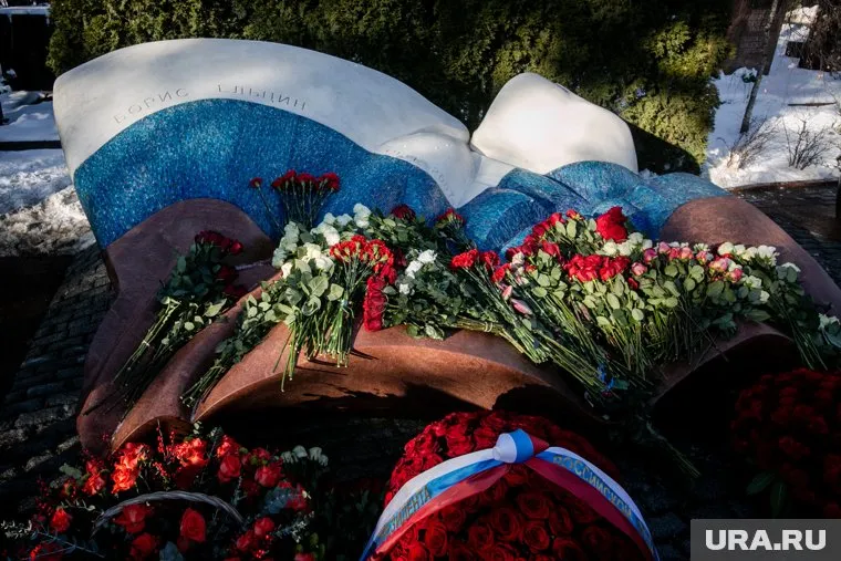 Владимир Путин почтил память Бориса Ельцина возле могилы на Новодевичьем кладбище