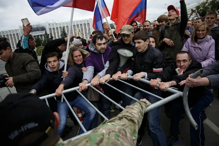Несанкционированная акция против изменения пенсионного законодательства в Перми, ограждение, сопротивление, ограждение, полиция, протест, несанкционированный митинг, росгвардия