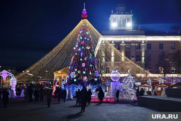 Ночью в ледовом городке проводят технические работы, поэтому елку отключают в 23:00  