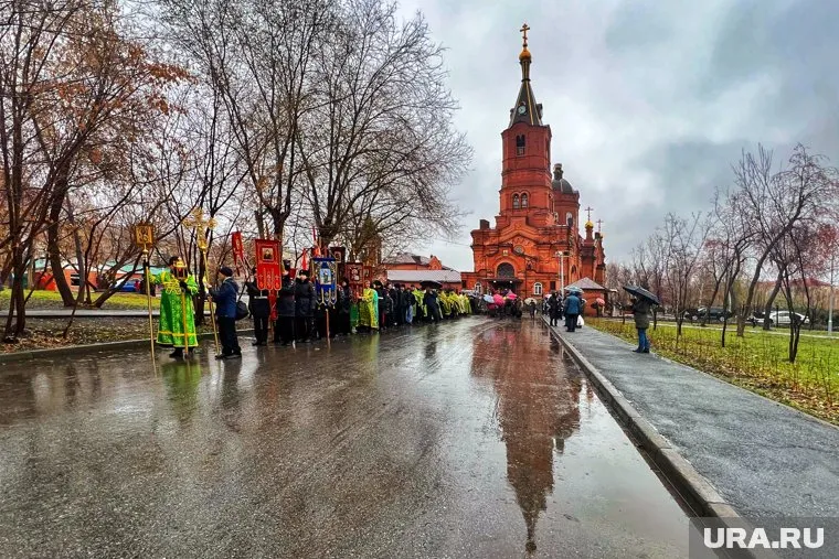Шествие началось у Александро-Невского кафедрального собора