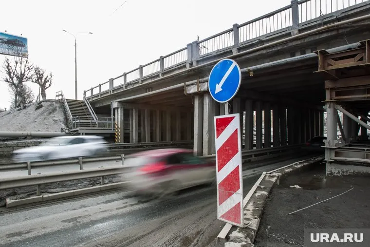 После очередной аварии движение в районе моста признали небезопасным