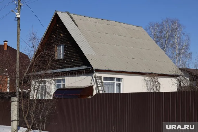 Подростки забросали жилой дом самодельными петардами, полиция проводит проверку