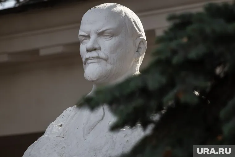 Место для бюста Ленина попросили члены партии КПРФ в Ноябрьске (ЯНАО), архивное фото