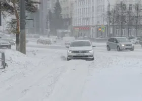 Челябинцы не могут добраться до работы и учебы из-за снежных заносов