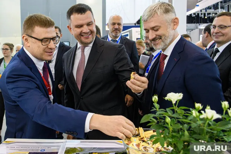 Вице-премьер Максим Акимов (справа) одобрил представленные ему Алексеем Текслером (слева) проекты