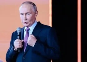 Путин оставил автограф на плакате о фильме американского режиссера