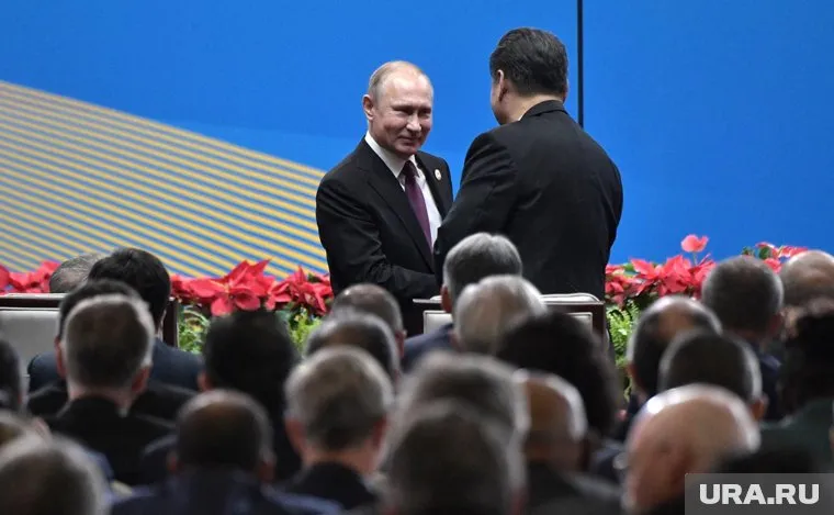 Владимир Путин вручил Си Цзиньпину плакат «Российско-китайское сотрудничество»